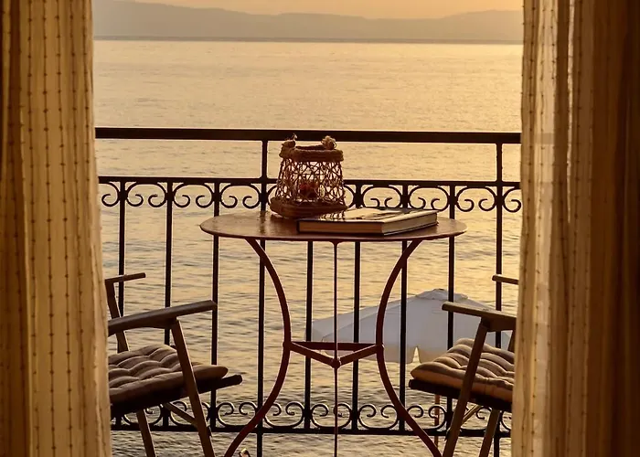 펜션 Waveside Sanctuary - Luxurious Seastone Avía