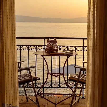 Semesterbostad Waveside Sanctuary - Luxurious Seastone Avía